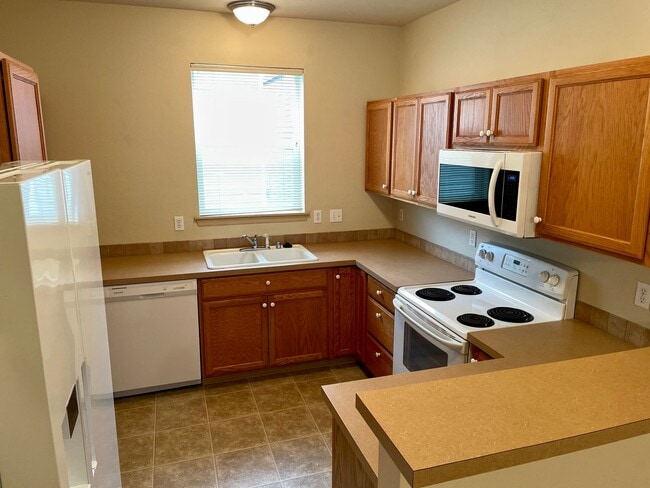 Building Photo - ***PENDING APPLICATION*** Charming Home in a Gated Tacoma Community – Minutes from JBLM!