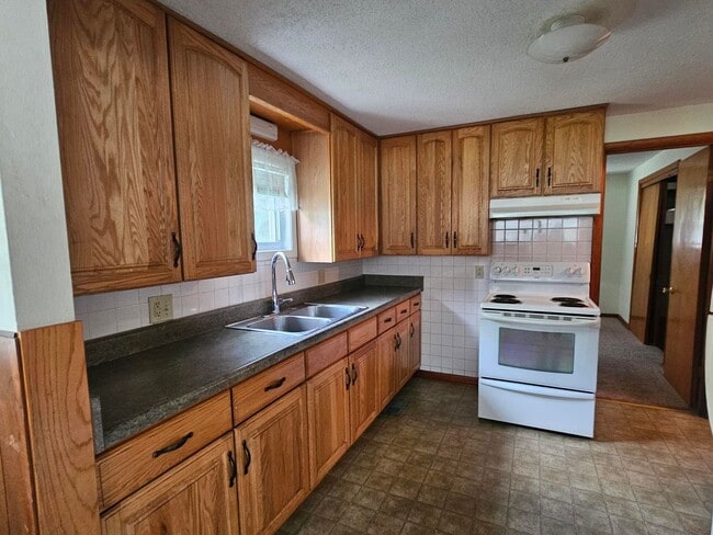Building Photo - Single Family Home - 3BR-1BA - New Haven M...