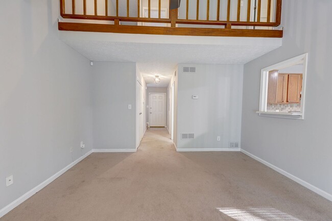 Building Photo - 3 bedroom End Unit Townhouse in Smyrna