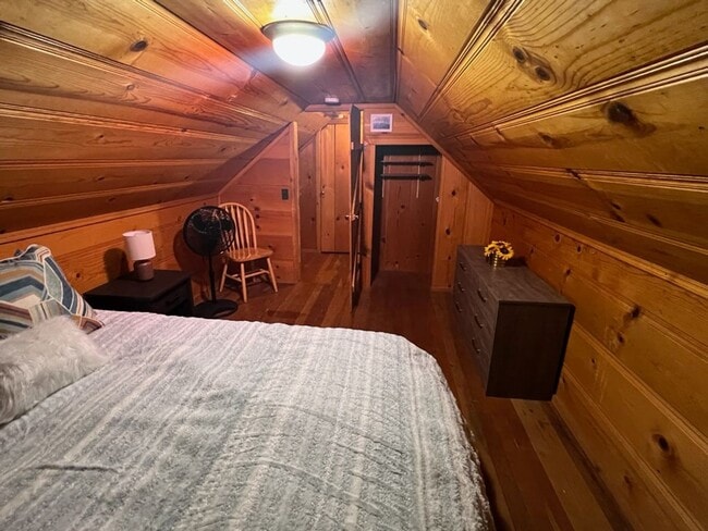 Building Photo - Seasonal Furnished rental sleeps 4