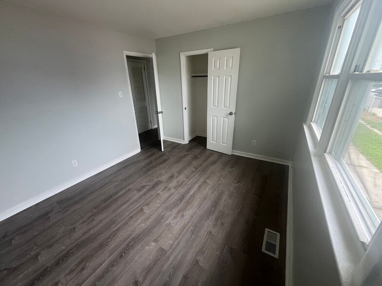 Building Photo - 1237 N Michigan Ave