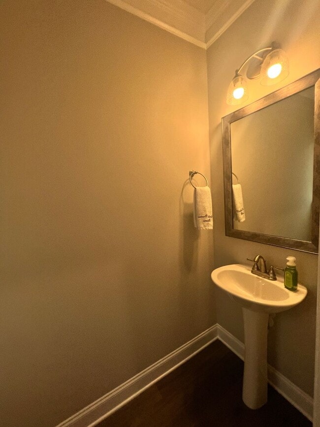 Building Photo - 3BED/2.5BATH end-unit townhome in Canterbu...