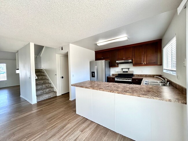 Building Photo - 5 Bed, 2 Bath in Otay Mesa!