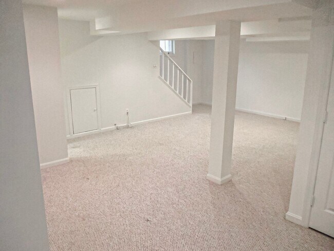 Building Photo - Ideal 3 Bedroom 2 Bath Colonial Just Over ...