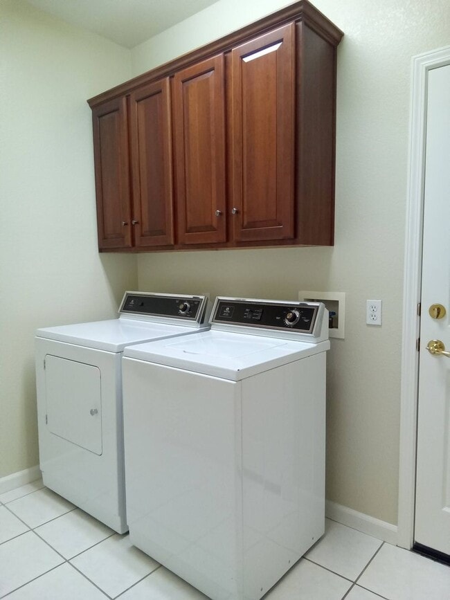 Building Photo - Gated: Single Story Heritage Oaks 3 Bedroom Plus Office/Den 3 Car Garage with lots of built in fo...