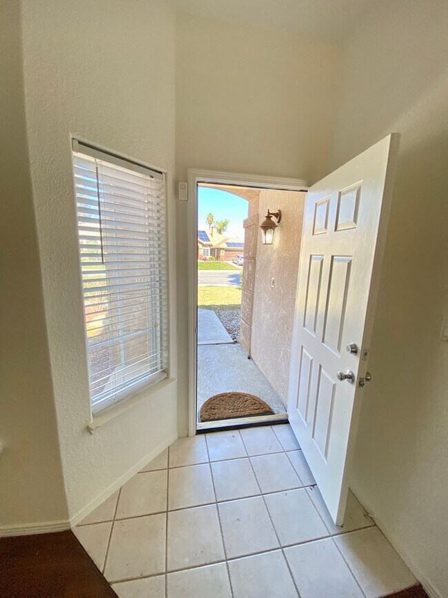 Building Photo - Make yourself at home in this delightful Bakersfield Single-family home, with 3 bedrooms + studio...