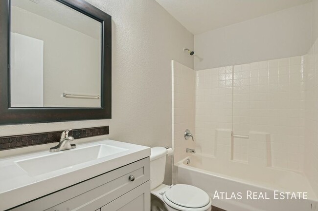 Building Photo - 3 bed 2 bath - Stainless Steel Appliances,...