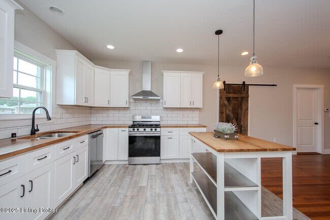 Building Photo - 6209 Applegate Ln