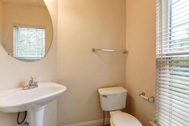 Building Photo - 3 Bed 3.5 Bath - Silver Spring Townhouse -...