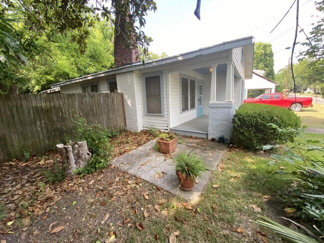 Building Photo - 175 E Beech St