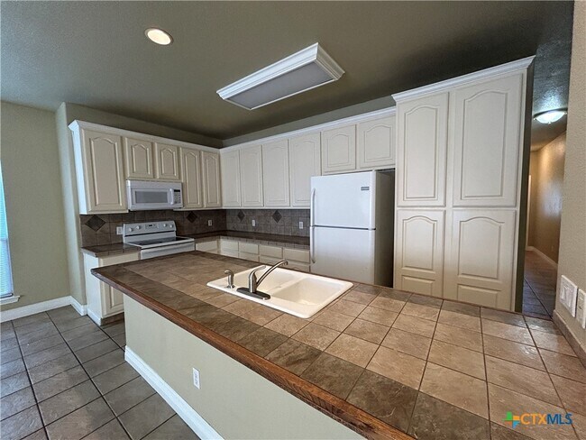 Building Photo - 3049 Pine Valley Dr