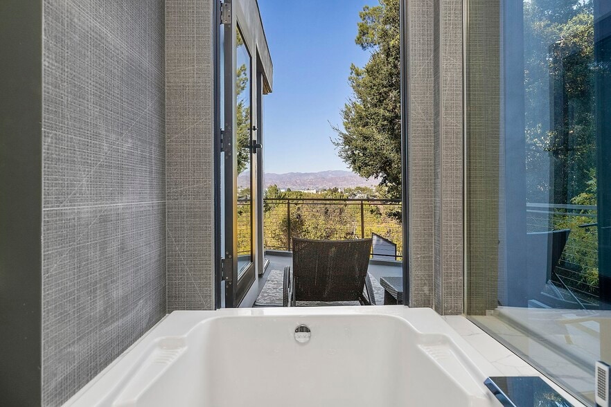 Building Photo - 3712 Broadlawn Dr