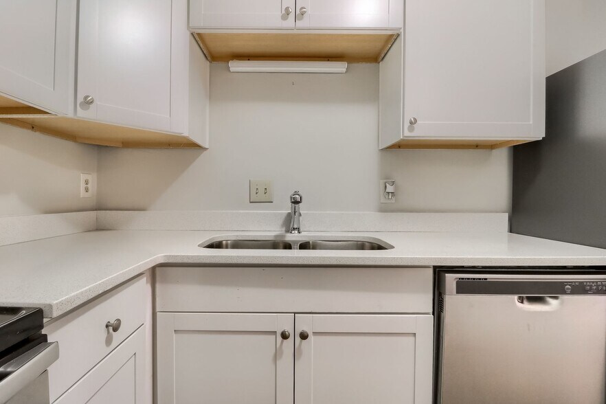 Building Photo - 1000 Sandlin Pl