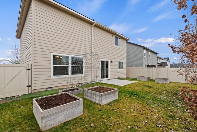 Building Photo - Upgraded 4 Bed 2.5 Bath Home