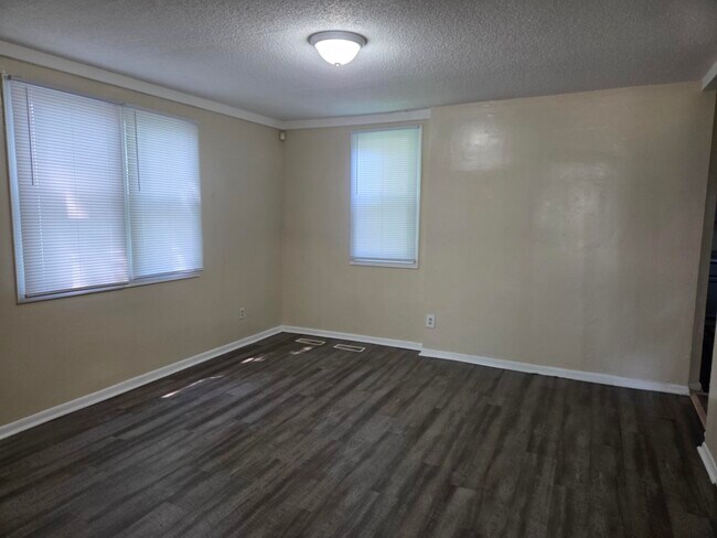 Building Photo - 1347 N Thomas Ave