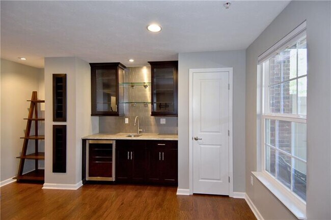 Building Photo - 616 Edison Dr