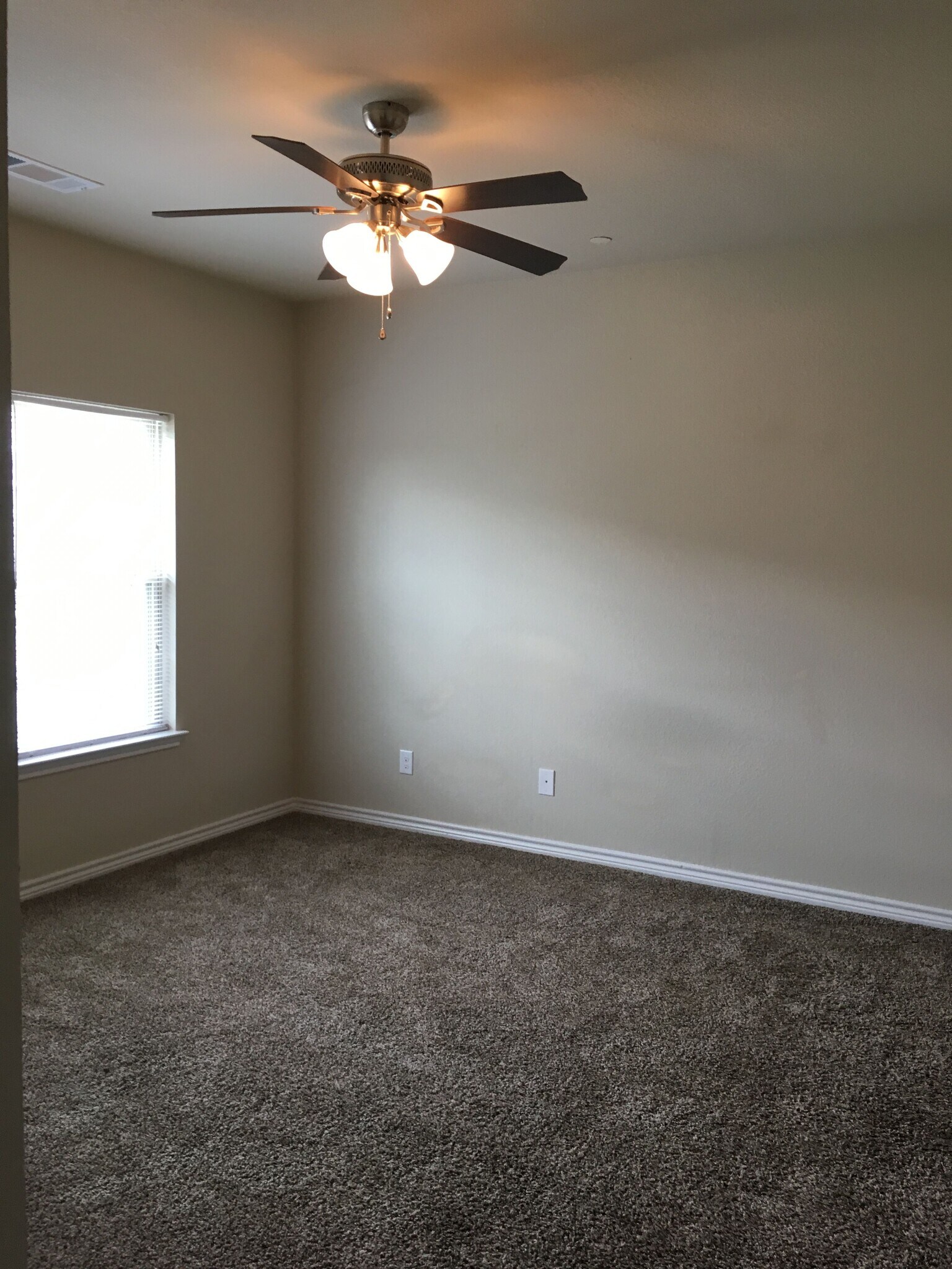 Building Photo - 104 E Maple Ridge Ct