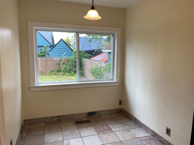 Building Photo - Arbor Lodge Bungalow!