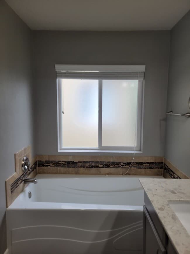Building Photo - Great 3 bedr. with large loft in perfect l...
