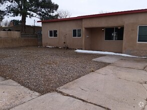 Building Photo - Charming 3 bedroom 1 bath in Santa Fe! Sho...