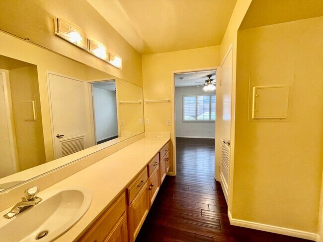 Building Photo - Adorable 1bdrm + loft in Lake Forest