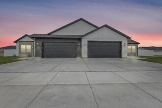 Building Photo - TWIN HOME FOR RENT IN SUGAR CITY 3 BEDROOM...