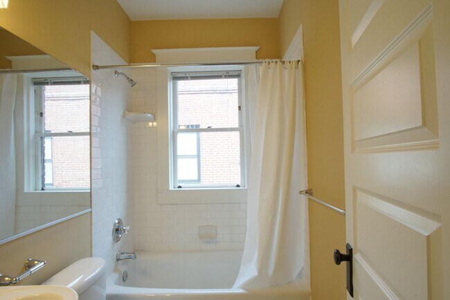 Building Photo - Gorgeous Humboldt Classic: Top Floor 1 Bedroom!