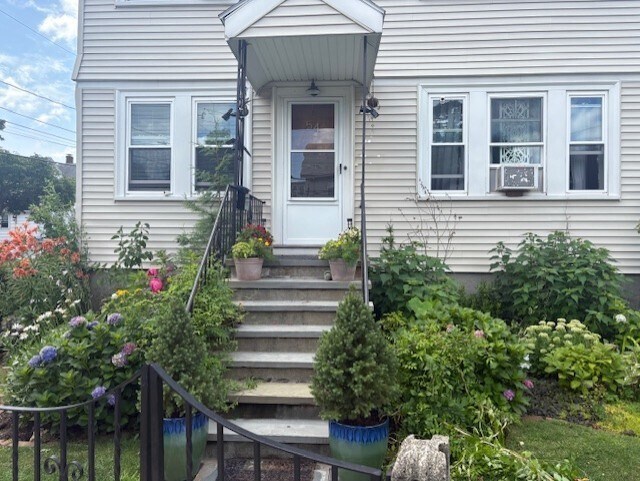 Building Photo - 53 Hunnewell Ave
