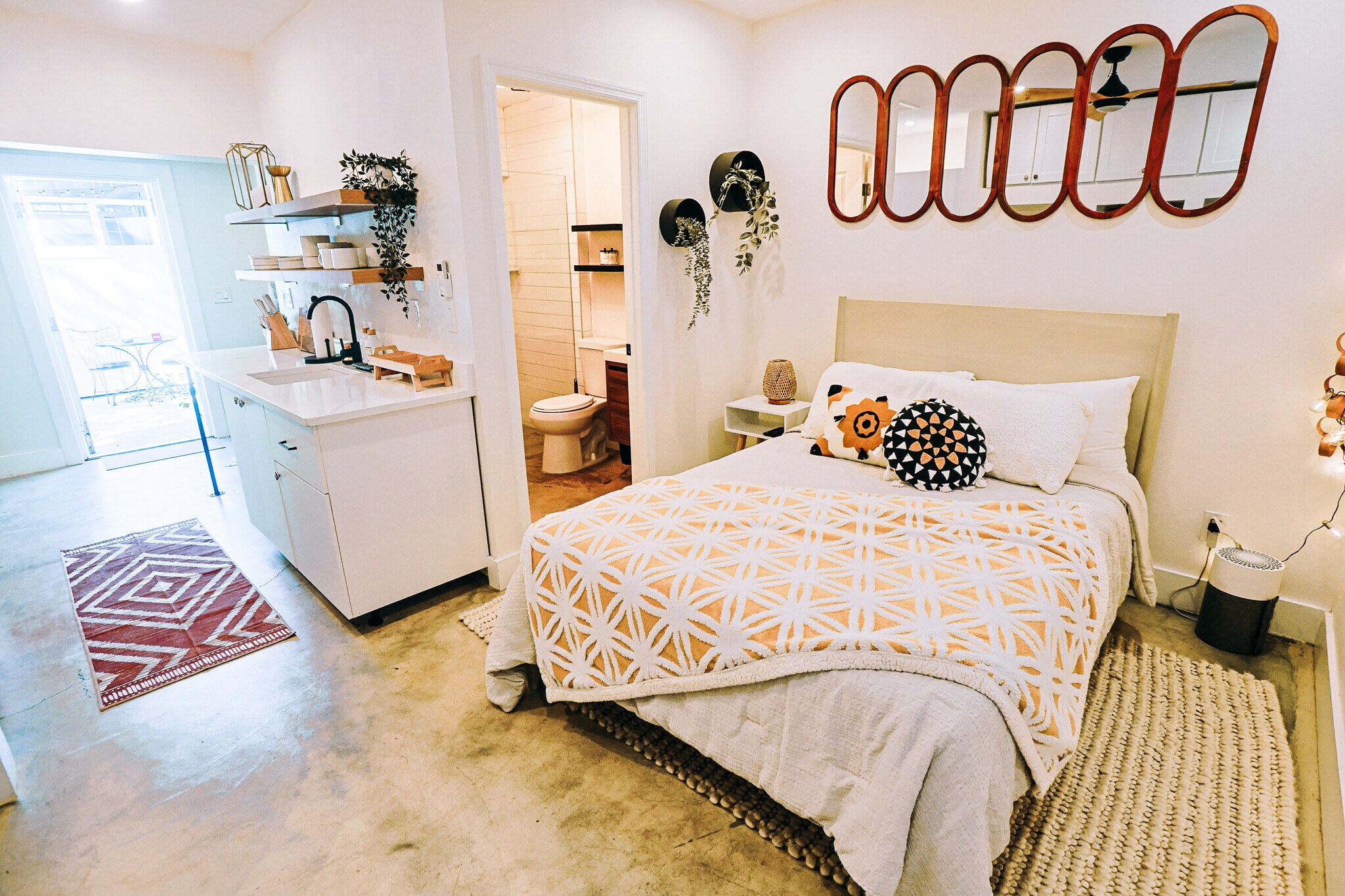 Building Photo - 6007 N Orange Blossom Ave