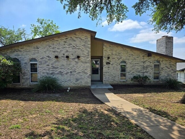 Primary Photo - Hilltop 3 Bedroom, 2 Bath, 2 Car Garage Pr...