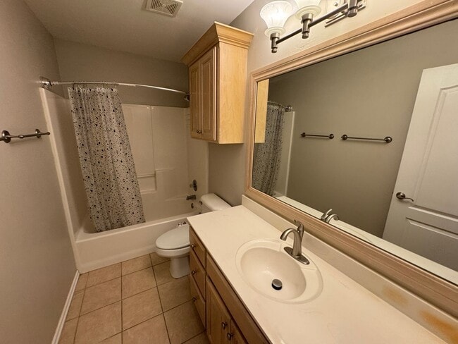 Building Photo - Charming 3 bedroom home with storm shelter in Norman! No carpet and a large pantry!