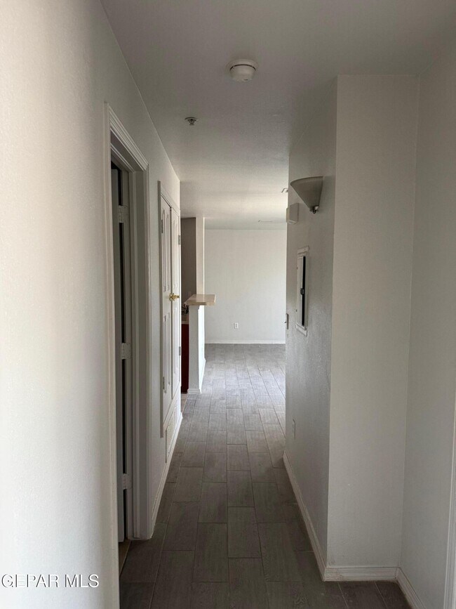 Building Photo - 6027 Brook Hollow Dr