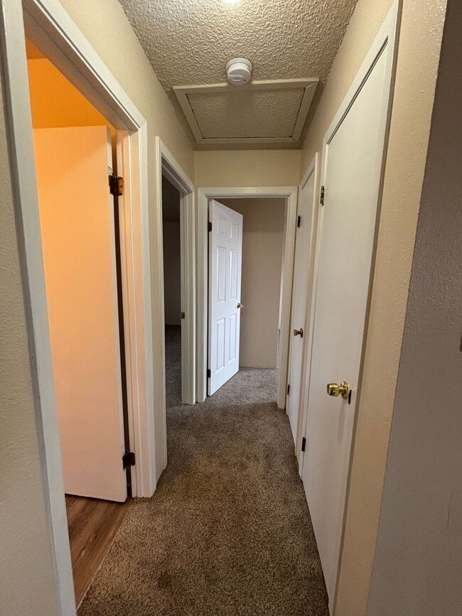 Building Photo - 3 Bed 1 Bath Home near Aeroplaza and Power...
