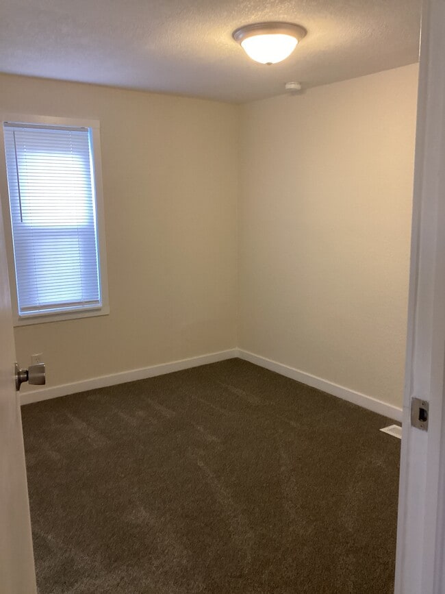 Building Photo - 1102 E 2nd St