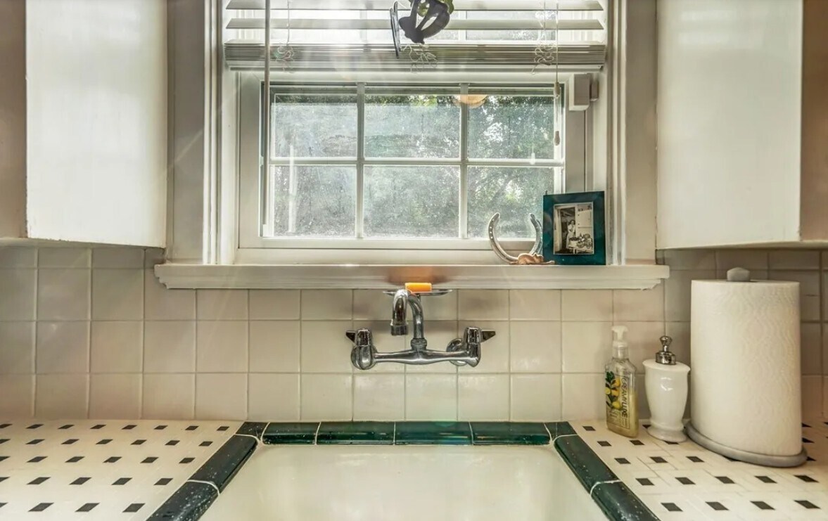 Building Photo - 3500 Rosewood Ave