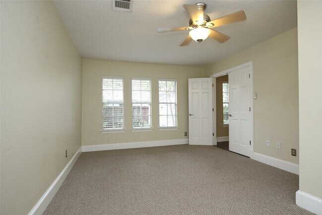 Building Photo - Beautifully updated 3BR/2BA Bungalow in de...