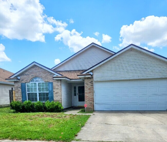 Building Photo - Welcome To the Dream Family 4 Bed and 2 Ba...