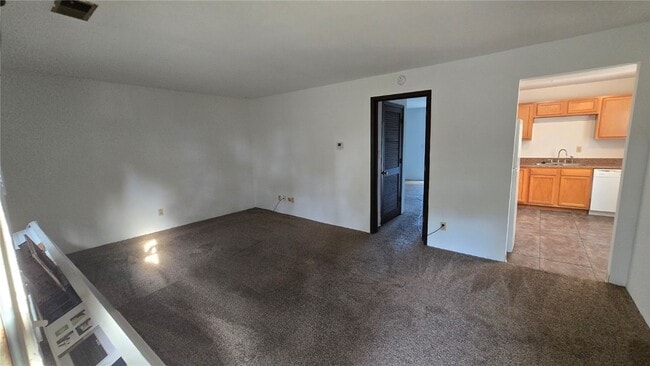 Building Photo - 10 Yorkshire Ln