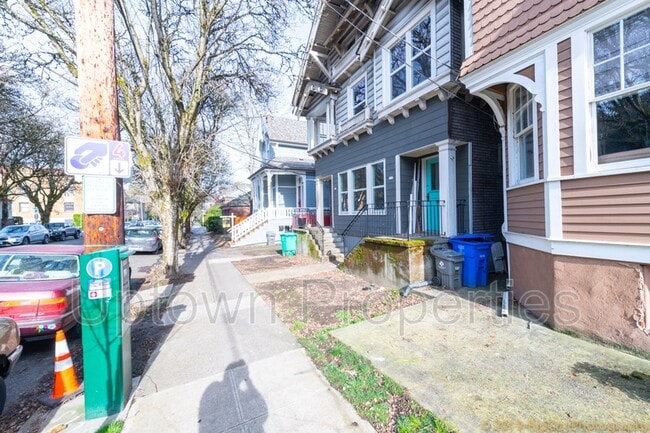 Building Photo - 616 NW 22nd Ave