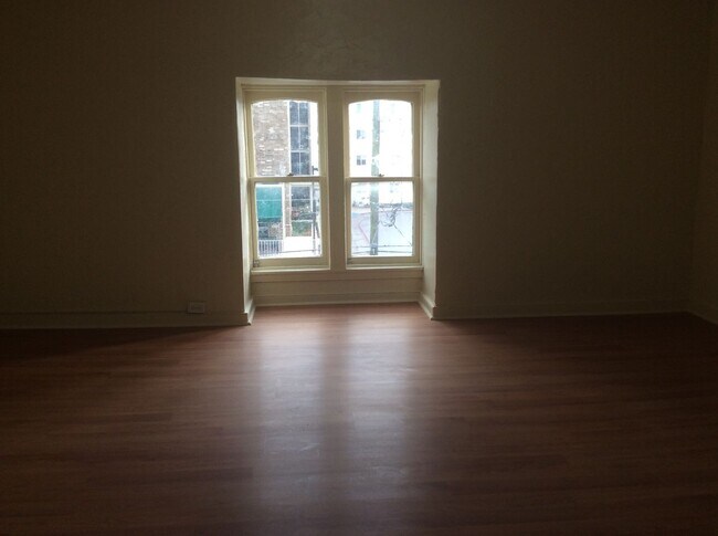 Building Photo - Renovated and Spacious 4 Bedroom 1.5 Bath ...