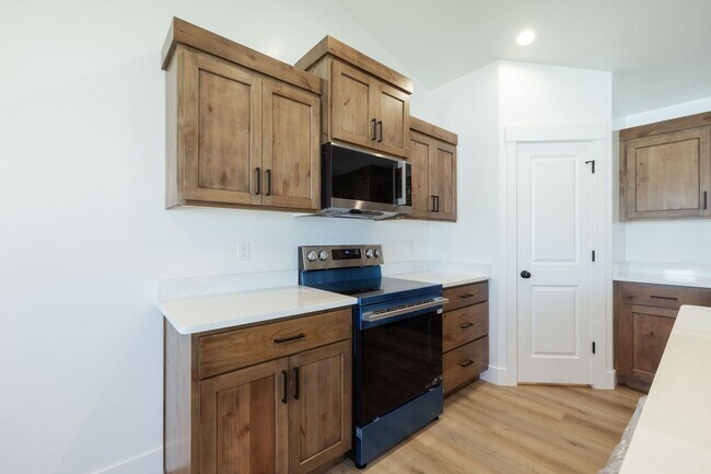 Building Photo - $500 off first month's rent. If rented before the end of AUGUST!!BRAND NEW 5 BED 3 BATH TWIN HOME