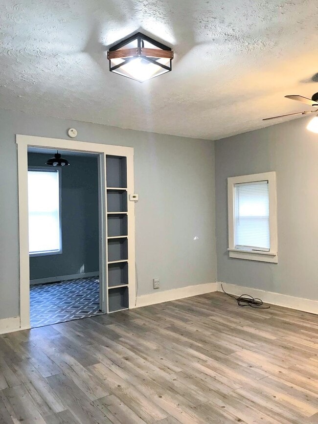 Building Photo - Clean 2 bedroom home