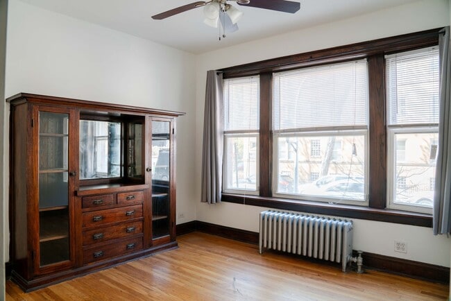 Building Photo - Lakeview / Southport Corridor - 2 Bed / 1 ...