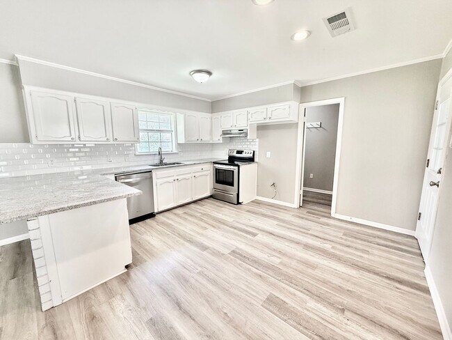 Building Photo - Bright & Spacious 3 Bedroom Brick Home with Double Carport & Large Backyard
