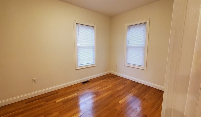 Building Photo - 12 Bent Terrace