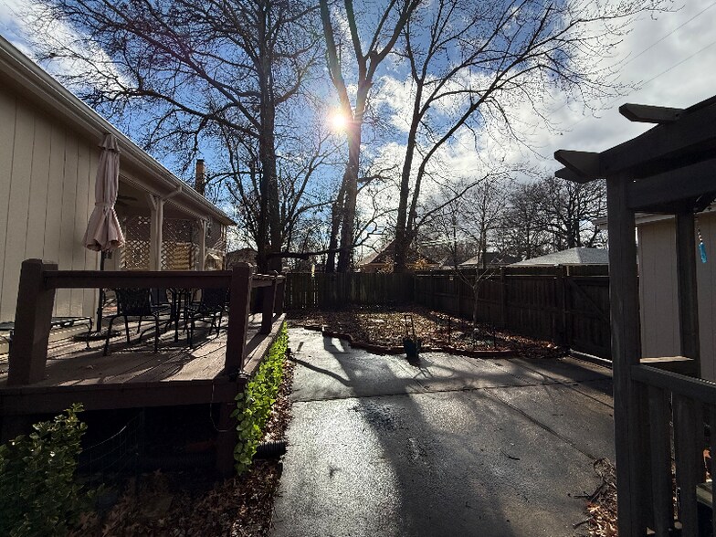 Building Photo - 940 S Cedar St