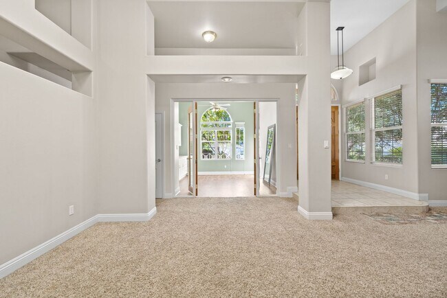 Building Photo - CLEAN 3 BEDROOM / 2 BATHROOM IN SEVEN OAK!...
