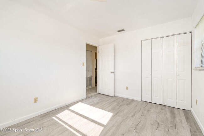 Building Photo - 557 Cox St