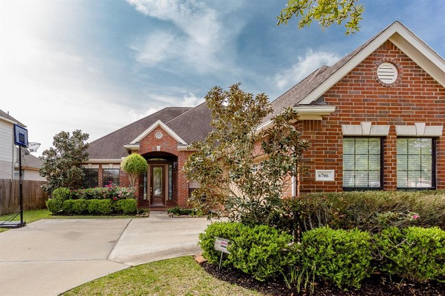 Building Photo - 6706 Ashworth Dr