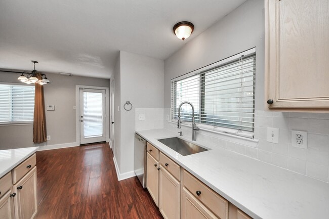 Building Photo - 1536 Kew Garden Dr